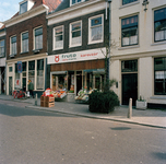 846348 Gezicht op het pand Lange Smeestraat 30 (Versmarkt Fruto Korevaar) te Utrecht.